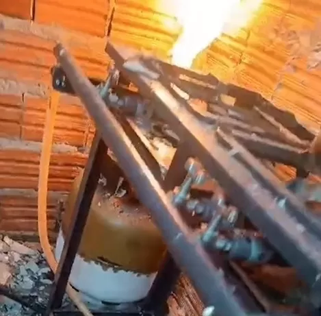 Incêndio provocado por vazamento de gás destrói barraca de ambulante na Cachoeira do Urubu