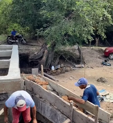 Comunidade se une e constrói ponte com recursos próprios entre Barras e Batalha