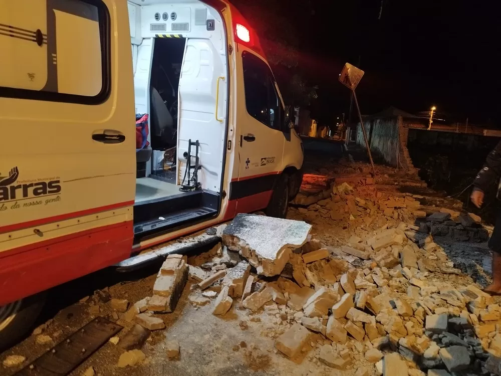 Muro de escola desaba em Barras e deixa três feridos