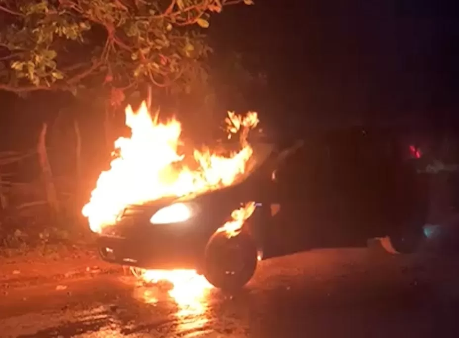 Carro pega fogo na BR-222 em São João do Arraial; ocupantes saem sem ferimentos