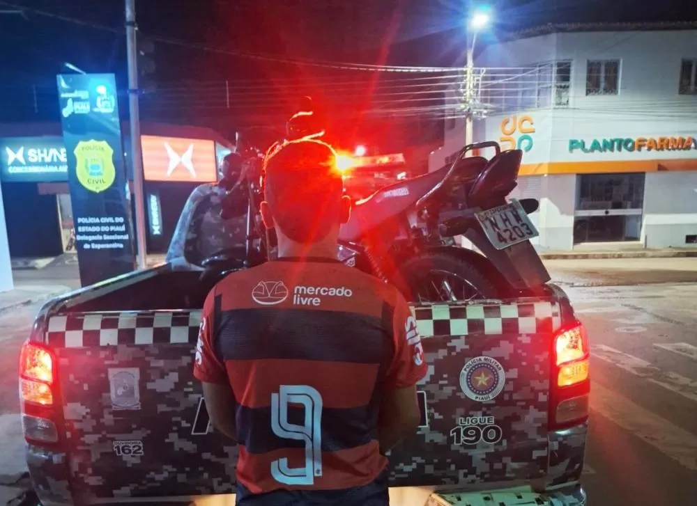 Motociclista é detido após empinar moto na frente de viatura policial em Esperantina