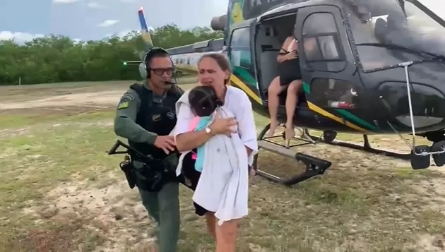 Helicóptero da PM resgata família ilhada após pane em embarcação