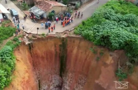 Jovem cai em voçoroca gigantesca no Maranhão