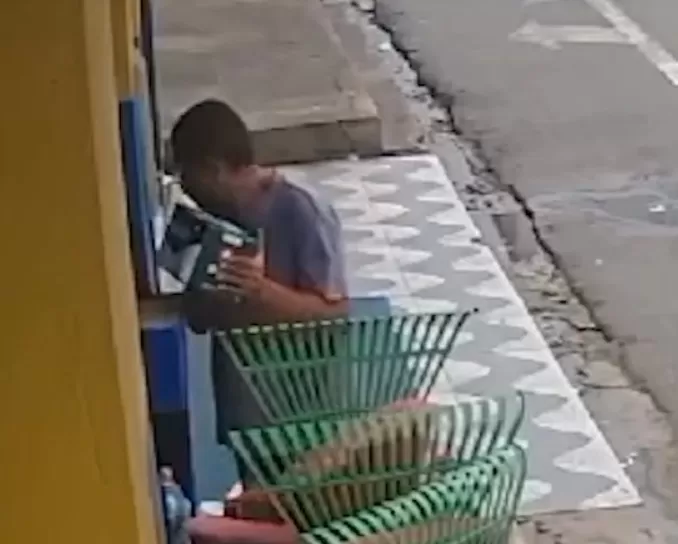 Homem furta fardo de cerveja em supermercado de Esperantina e foge