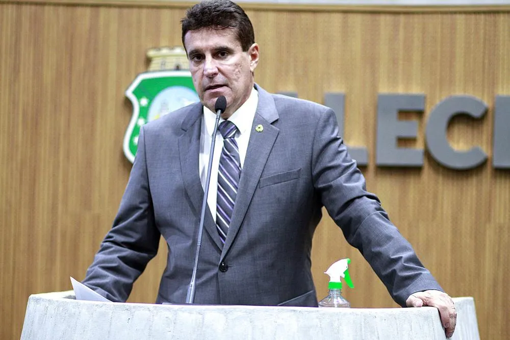 Deputado denuncia esquema de desvio em emendas parlamentares na assembleia do Ceará