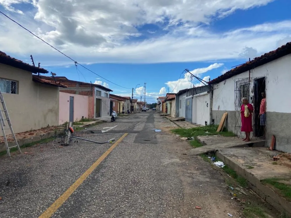 Caminhão arrasta fiação e derruba poste na Zona Norte de Teresina
