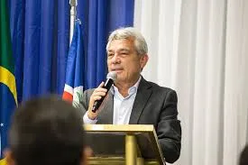 Prefeito Edilson Capote concede reajuste salarial aos servidores de Barras