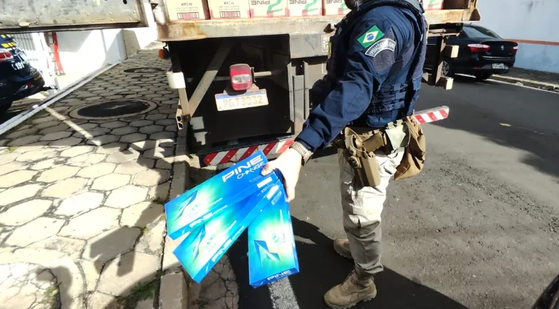 PRF intercepta caminhão com 500 mil Maços de cigarros contrabandeados
