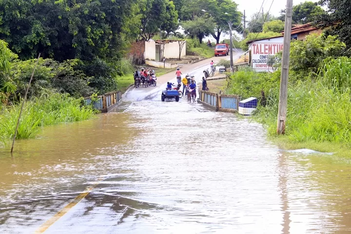 Chuva intensa causa alagamentos e transtornos em Coroatá