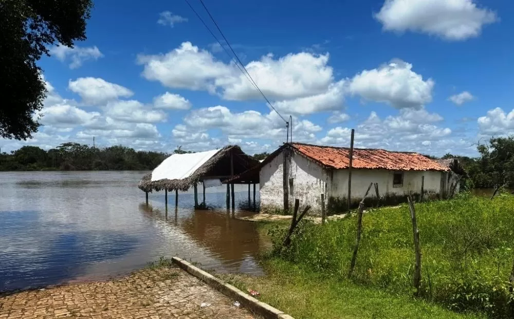 Enchente do Rio Longá desabriga famílias em Esperantina
