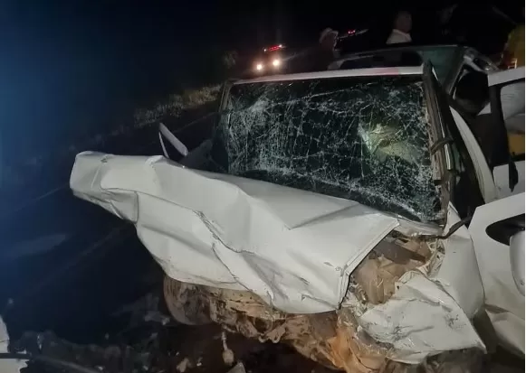 Acidente deixa dois mortos e dois feridos após carro invadir contramão e colidir com picape na BR-135, no MA