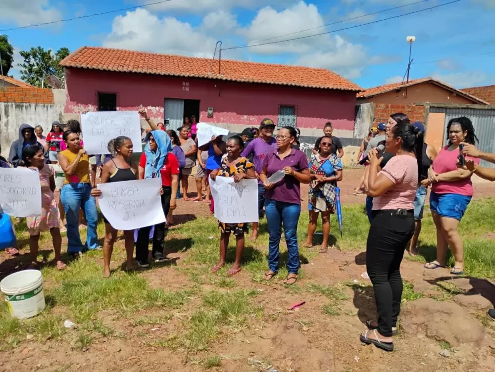 Moradores do Conjunto Bernardo Rego protestam por falta d’água em Esperantina