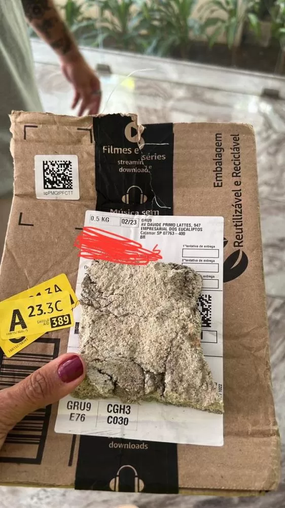 Mulher compra iPhone na Amazon e recebe pedaço de reboco