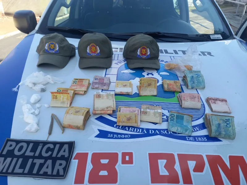 Polícia cumpre mandado e fecha ponto de venda de drogas no centro de Barro Duro no Piauí