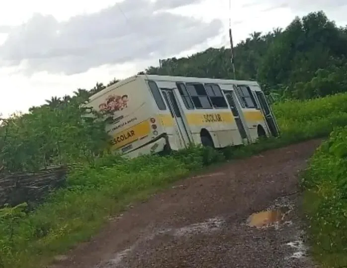Estudantes enfrentam sol e chuva a pé por falta de transporte escolar na zona rural de Porto, no Piauí