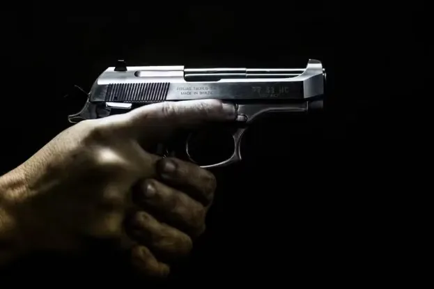 Suspeito morre após trocar tiros com policiais durante operação contra o tráfico de drogas