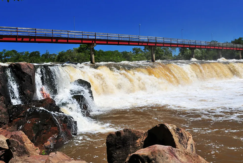 Pescador é surpreendido por correnteza na Cachoeira do Urubu e escapa de acidente