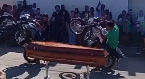 Pilotos dão 'grau' em velório de motociclista que praticava a manobra e morreu em acidente de moto