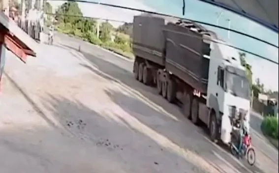Acidente com caminhão desgovernado deixa homem ferido em posto de combustível no litoral do Piauí