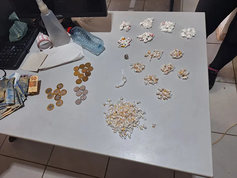 Polícia apreende adolescente e prende homem durante operação contra o tráfico em Altos