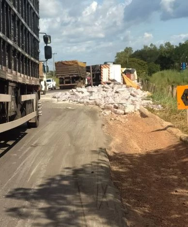 Carreta com carga de arroz tomba na BR-226, e populares saqueiam mercadoria