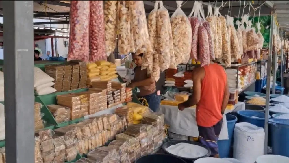 VLOG: Vanilson Brito visita a feira de rua da cidade de Picos-PI