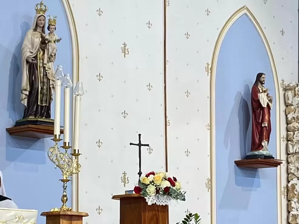 Fieis participam do rosário matutino com a cruz autêntica da primeira missa que ocorreu no Brasil.