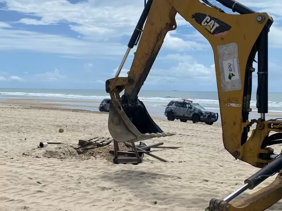 Barracas na Praia do Futuro são demolidas durante ação contra construções irregulares na faixa de areia