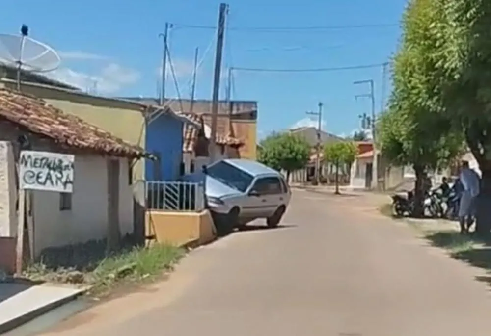 Carro invade casa após desviar de veículo e motorista perde controle em Luzilândia