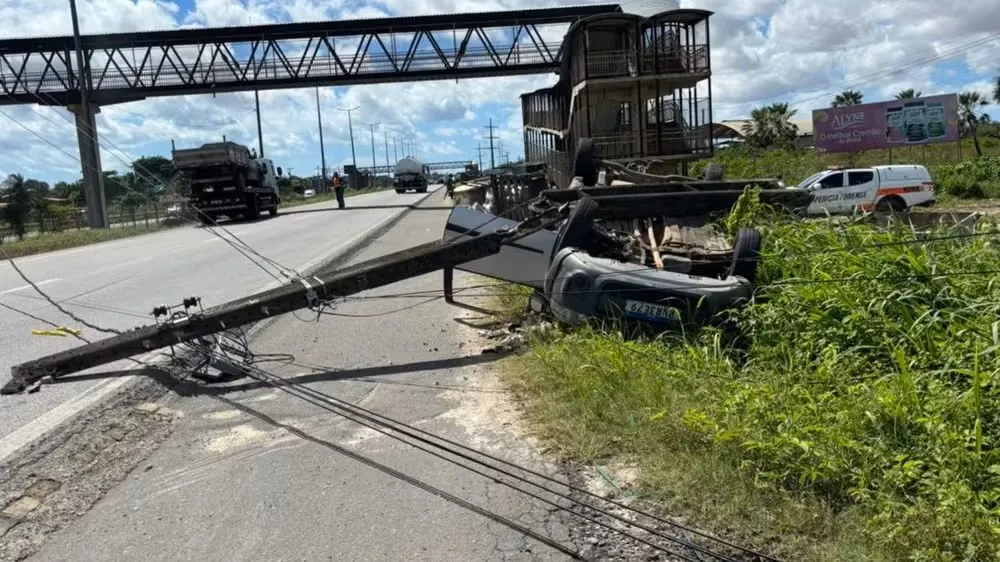 Carro com reboque capota e derruba poste na rodovia CE-010 em Caucaia