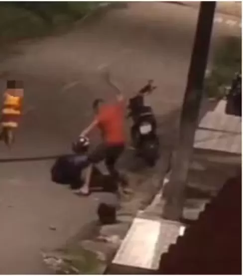 Mulher é atacada por um homem com golpes e socos na presença de uma criança