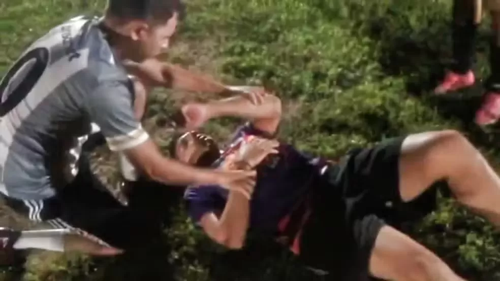 Fio se quebra em campo de jogo e provoca choque elétrico em três jogadores