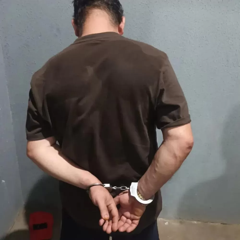 Homem é preso com revólver após ameaçar mulher no centro de Barras