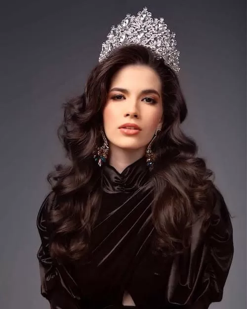 Quem é a Miss Maria Gabriela Lacerda, eleita Miss Universe Brasil em 2025?