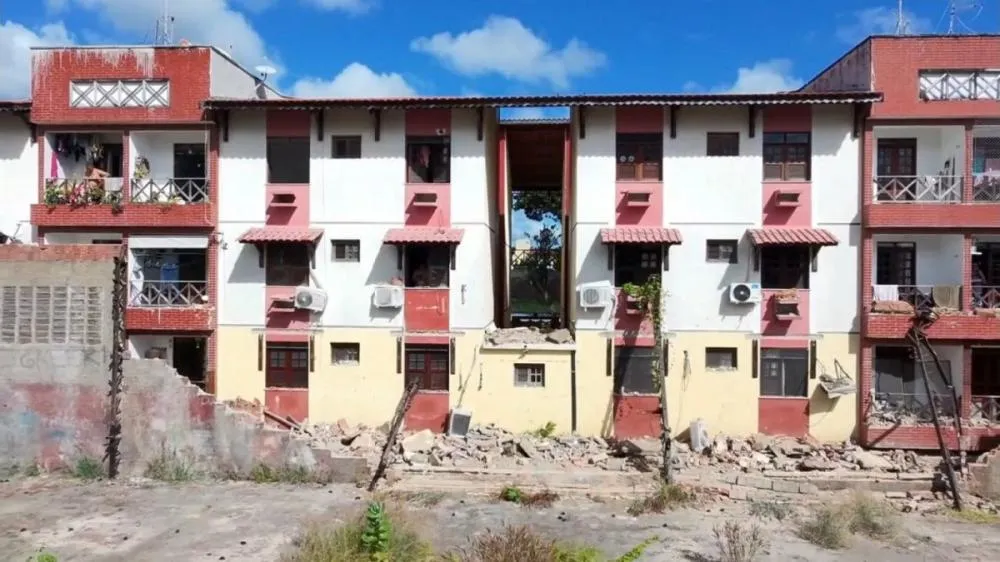 Muro desaba e atinge condomínio residencial no bairro Messejana, em Fortaleza