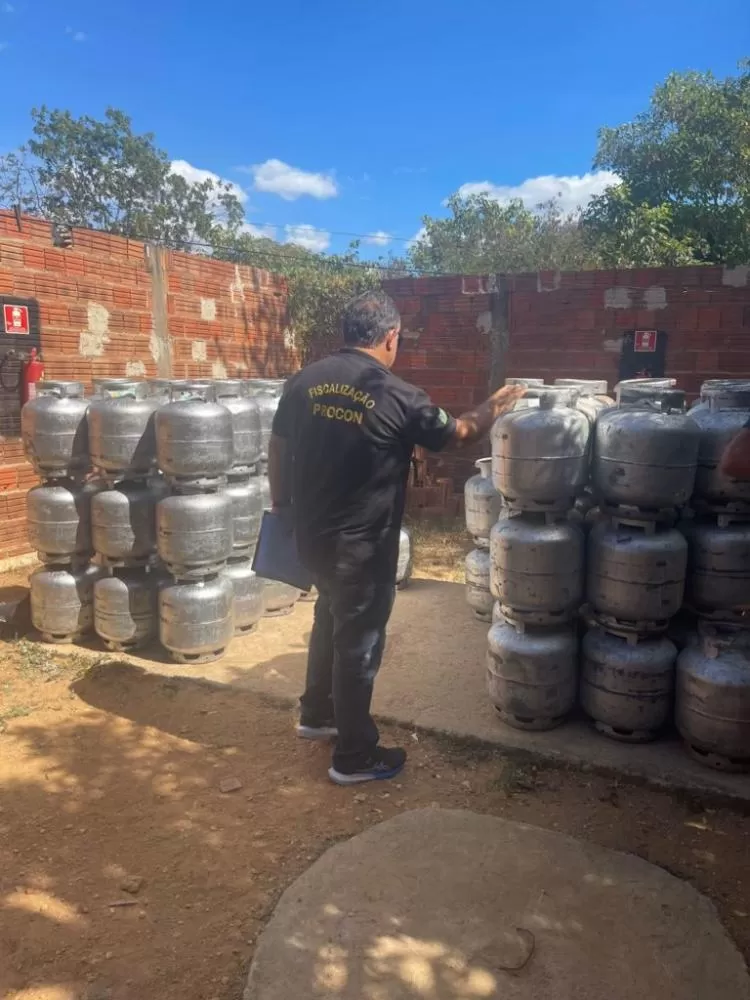 Procon/MPPI realiza fiscalização no interior com apreensão de 197 botijões de gás e interdição de farmácia irregular