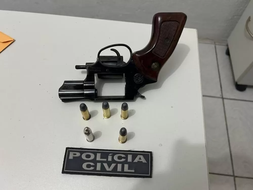 Ameaça Leva Polícia a Prender Homem com Arma de Fogo em Caxingó