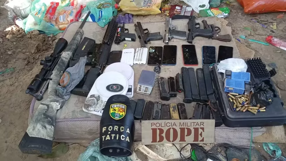 Três bandidos são mortos durante uma troca de tiros com a polícia militar em Caucaia, na região metropolitana de Fortaleza.
