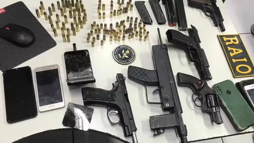 Sete criminosos são presos e um arsenal foi apreendido horas depois de homicídio duplo em Fortaleza.