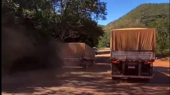 Caminhão perde o controle e cai em ribanceira na Serra do Taquaruçu no Tocantins