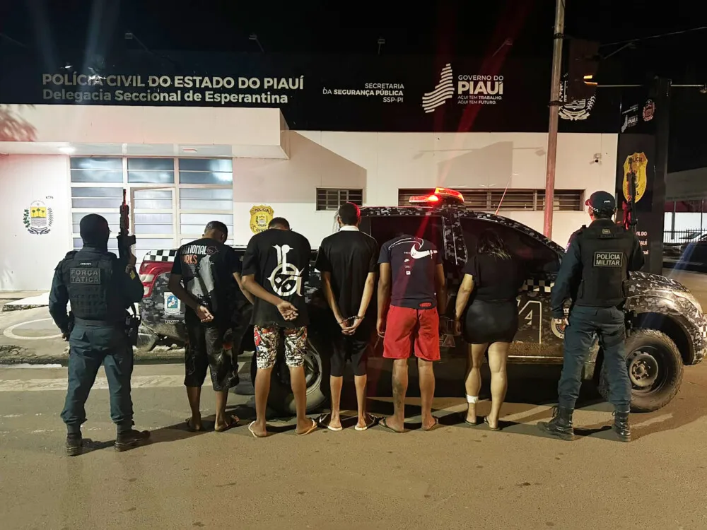 PM recupera carro roubado, apreende armas e drogas e conduz cinco suspeitos em operação no Norte do Piauí
