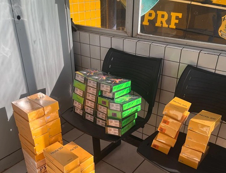 PRF apreende 85 celulares sem nota fiscal em caminhão que tombou na BR-343