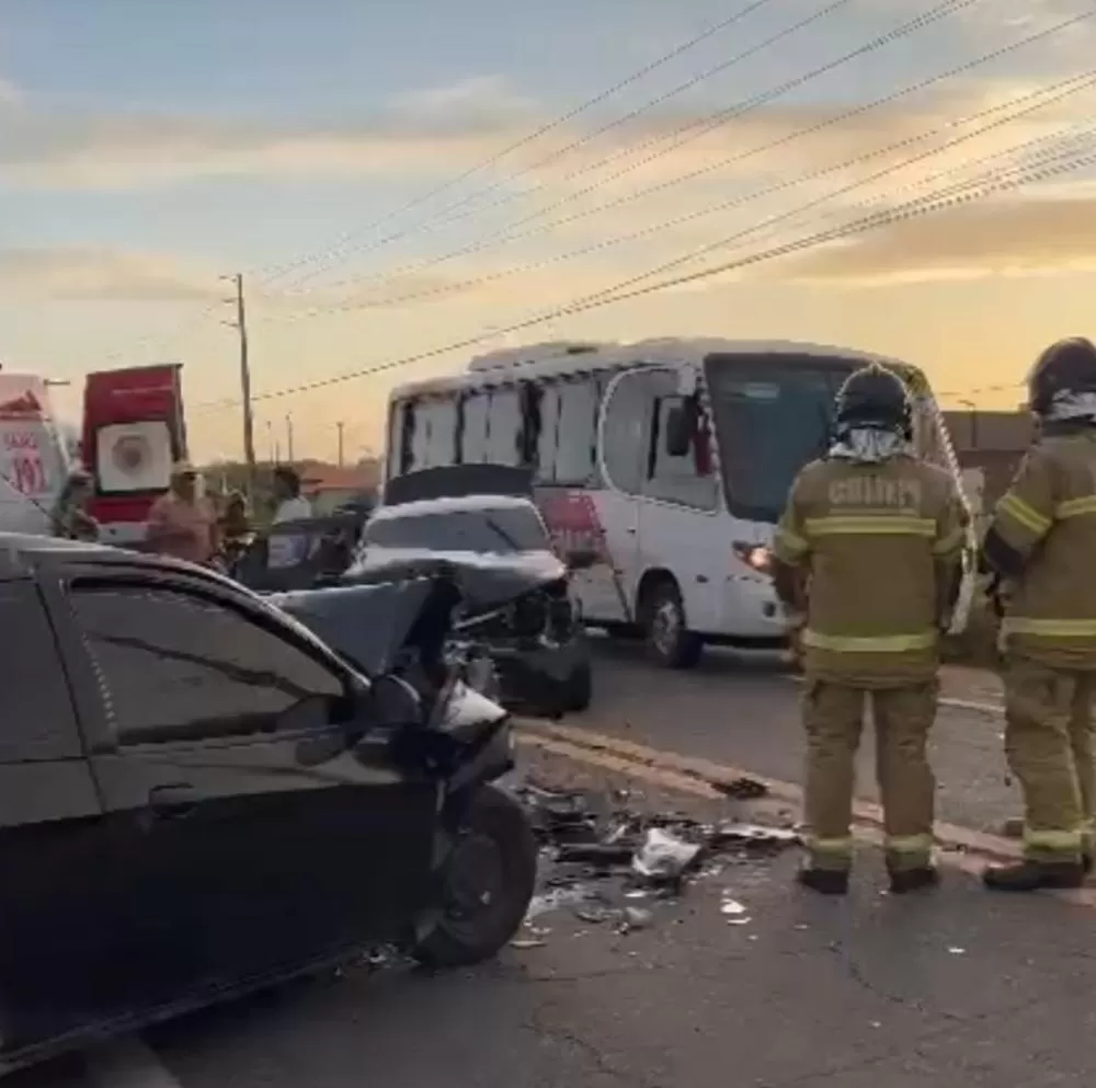 Colisão frontal deixa quatro feridos na entrada de Parnaíba