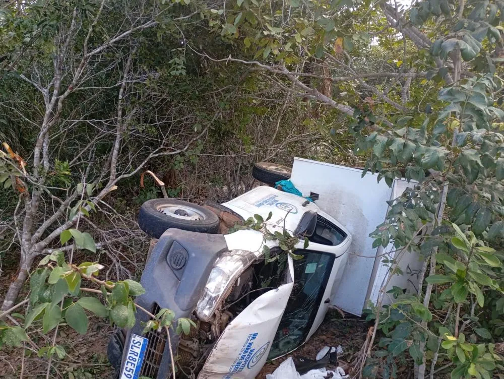 Ambulância de hospital de Nossa Senhora dos Remédios capota na PI-111
