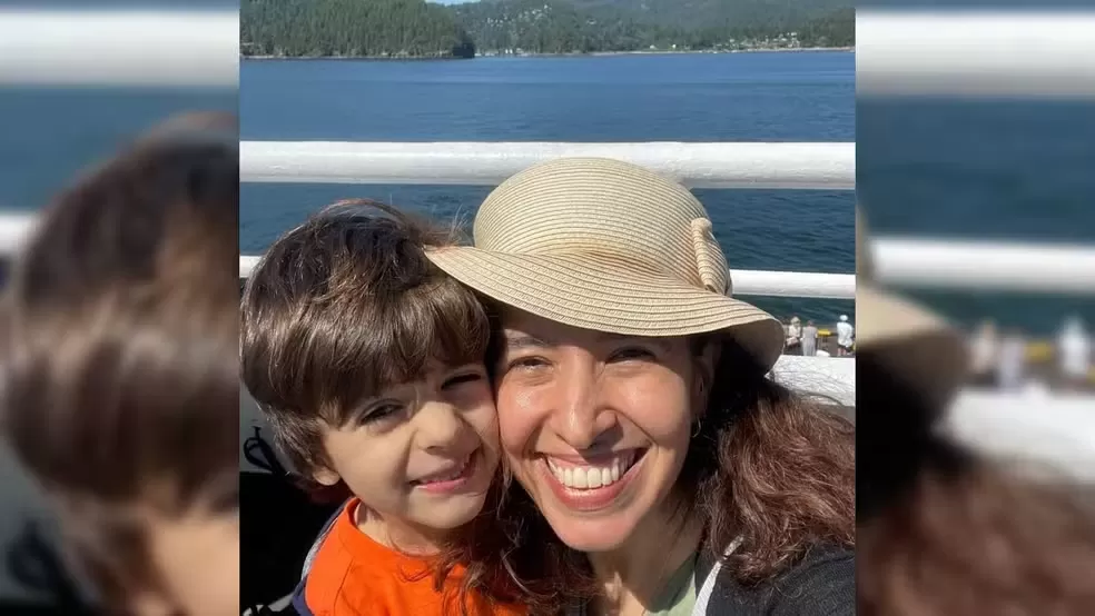 Mulher brasileira e seu filho de 4 anos são atingidos por um ônibus no Canadá; a criança faleceu.