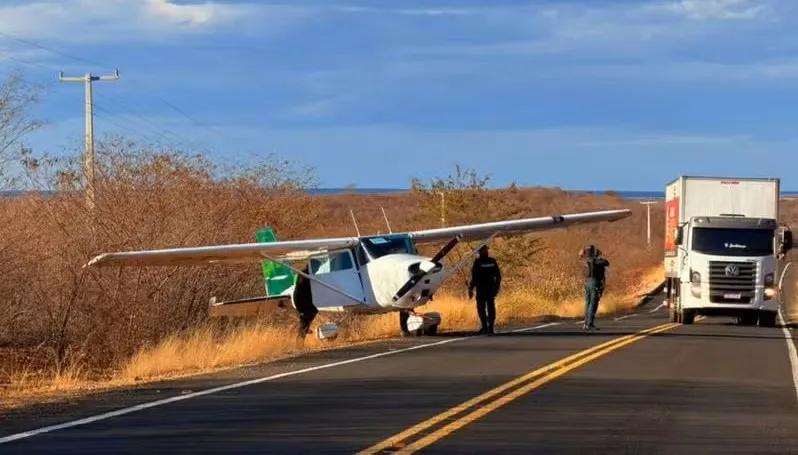 Avião monomotor faz pouso forçado após pane elétrica em rodovia no Piauí