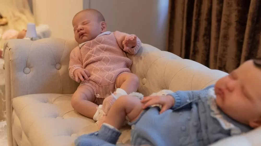 Homem agride criança de 4 meses após confundi-la com bebê reborn