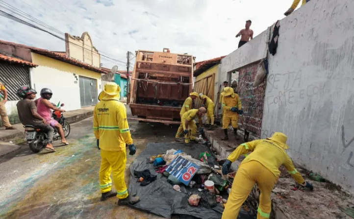 Com lixo acumulado até o telhado, morador autoriza retirada de material em Teresina