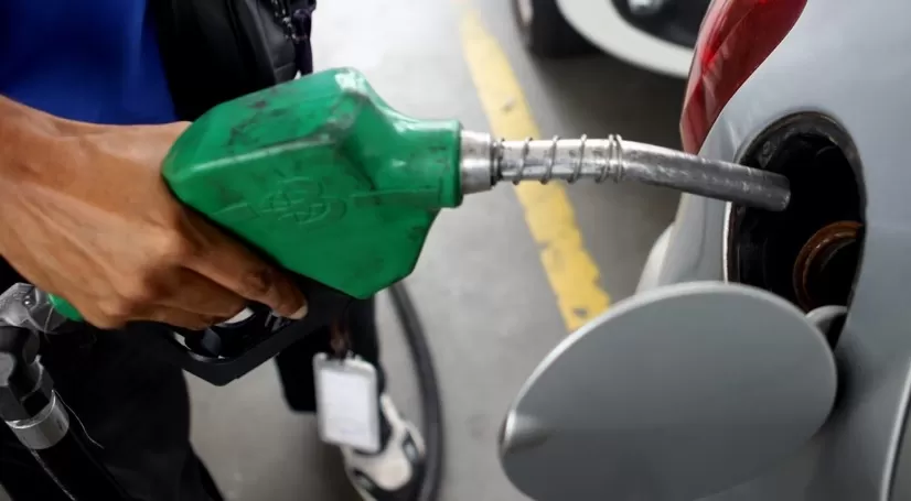 Queda no preço da gasolina ainda não chegou ao consumidor, dizem pesquisas