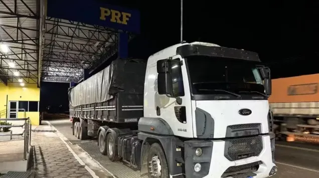 Caminhão com 40 m³ de madeira irregular é apreendido na BR-230, em Balsas